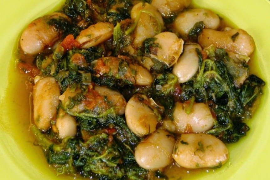 Baked Prespa beans with mixed greens